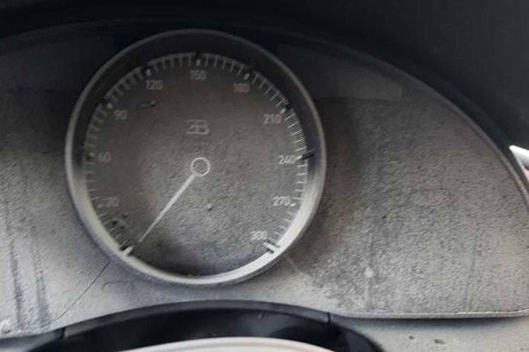 Từ miêu tả của người bán cùng những hình ảnh được đăng tải, có thể nhận thấy khu vực đuôi xe dường như không bị ảnh hưởng bởi vụ cháy. Đó cũng là tin tốt duy nhất đối với chiếc Bugatti Chiron này bởi đây là khu vực đặt khối động cơ W16 8.0L mạnh 1.500 mã lực.