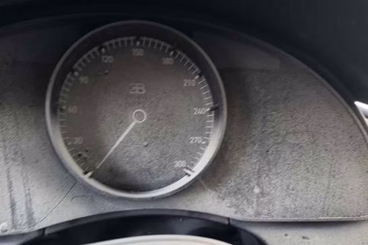 Từ miêu tả của người bán cùng những hình ảnh được đăng tải, có thể nhận thấy khu vực đuôi xe dường như không bị ảnh hưởng bởi vụ cháy. Đó cũng là tin tốt duy nhất đối với chiếc Bugatti Chiron này bởi đây là khu vực đặt khối động cơ W16 8.0L mạnh 1.500 mã lực.