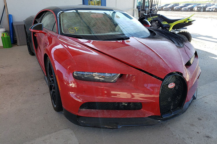 Với mức giá chiếc xe Bugatti Chiron cháy đen, hỏng như "sắt vụn" này, người dùng có thể tham khảo một chiếc Lamborghini Aventador mới cứng tại thị trường nước ngoài có giá bán từ 400.000 USD.