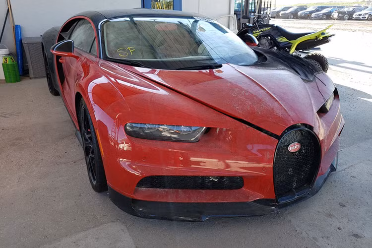 Với mức giá chiếc xe Bugatti Chiron cháy đen, hỏng như "sắt vụn" này, người dùng có thể tham khảo một chiếc Lamborghini Aventador mới cứng tại thị trường nước ngoài có giá bán từ 400.000 USD.