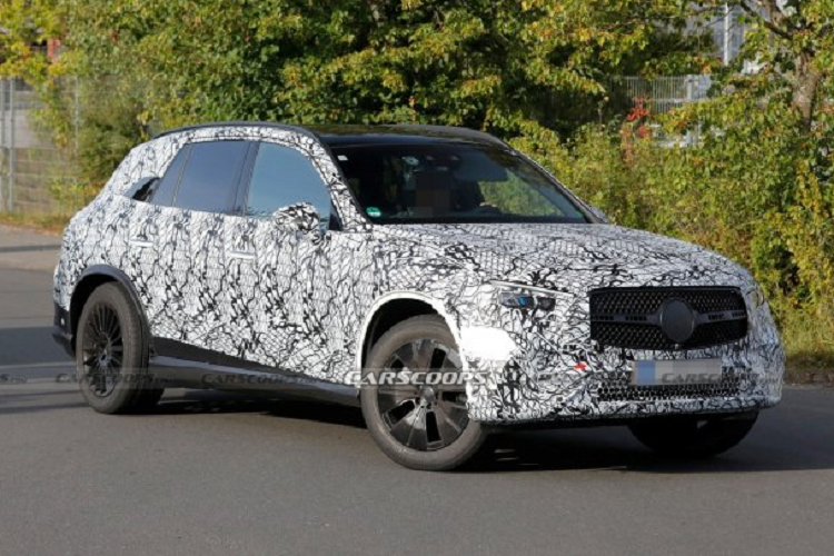 Trong lần này, chúng ta vẫn chưa có được những bức ảnh chi tiết khoang nội thất Mercedes-Benz GLC thế hệ thứ hai. Tuy nhiên với việc chia sẻ nhiều chi tiết với C-Class, mẫu SUV cỡ trung hoàn toàn mới của Mercedes-Benz có thể được trang bị đồng hồ lái kỹ thuật số với màn hình 12.3 inch và màn hình giải trí trung tâm kiểu máy tính bảng 11.9 inch. Các tiện ích và công nghệ khác cũng có thể được nâng cấp tương ứng.