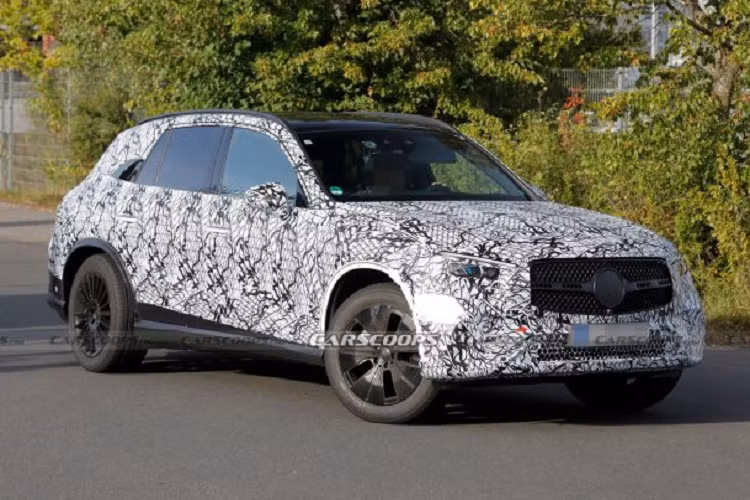 Trong lần này, chúng ta vẫn chưa có được những bức ảnh chi tiết khoang nội thất Mercedes-Benz GLC thế hệ thứ hai. Tuy nhiên với việc chia sẻ nhiều chi tiết với C-Class, mẫu SUV cỡ trung hoàn toàn mới của Mercedes-Benz có thể được trang bị đồng hồ lái kỹ thuật số với màn hình 12.3 inch và màn hình giải trí trung tâm kiểu máy tính bảng 11.9 inch. Các tiện ích và công nghệ khác cũng có thể được nâng cấp tương ứng.