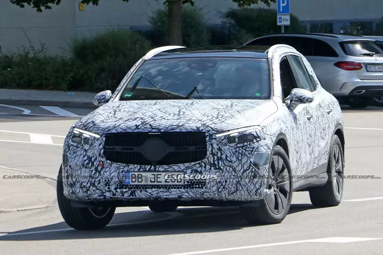 Mercedes-Benz GLC thế hệ mới chia sẻ nền tảng với mẫu xe C-Class thế hệ mới ra mắt vào tháng 5/2021 vừa qua. Vì vậy, nhiều khả năng mẫu xe này cũng trang bị động cơ xăng tăng áp, 4 xi lanh thẳng hàng cho công suất 255 mã lực và mô-men xoắn 400 Nm. Và tùy phiên bản mà hãng xe Đức sẽ tích hợp công nghệ điện khí hóa Hybrid với mức công suất khác nhau.