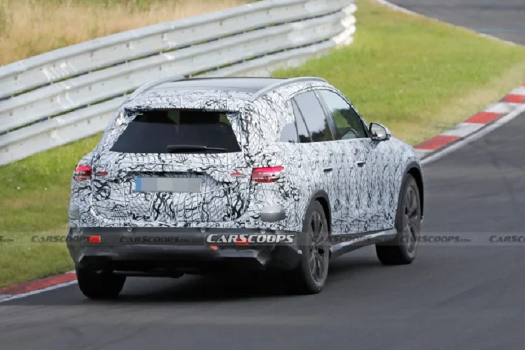 Mặc dù Mercedes vẫn chưa công bố chi tiết thông số kỹ thuật, nhưng chúng ta có thể kỳ vọng GLC thế hệ mới được tích hợp công nghệ EQ Boost, có thể cung cấp công suất tức thời 20 mã lực và 201 Nm mô-men xoắn. Phiên bản AMG có thể trang bị bộ pin 6.1 kWh và mô-tơ điện tích hợp vào cầu sau, tăng thêm 201 mã lực và 320 Nm mô-men xoắn.