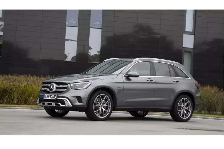 Tay nắm cửa trên Mercedes-Benz GLC 2022 mới cũng được dời thấp xuống phần thân xe, đồng thời thiết kế đường belt-line cũng sẽ khác trước. Đường gân dập nổi bên dưới thân xe vuốt cao hơn, ôm lấy hóc bánh sau thay vì nằm ngang như trước đây.