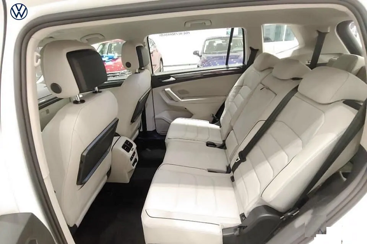 Phiên bản xe Volkswagen Tiguan Luxury S được chia sẻ thông tin rộng rãi do Lệ Quyên mới mua sử dụng động cơ tăng áp, dung tích 2.0 lít, sản sinh công suất tối đa lên đến 180 mã lực và mô-men xoắn cực đại 320 Nm. Đi kèm với đó là hệ dẫn động 4 bánh toàn thời gian mang tên gọi 4Motion.