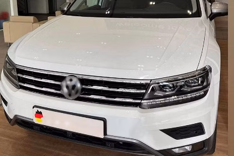 Ngoài ra, nữ ca sĩ này còn hay di chuyển trên một chiếc xe siêu sang Bentley Flying Spur đời cũ mang biển số tứ quý 5, chiếc xế hộp này rất hay được doanh nhân Đức Huy di chuyển khi 2 người còn là vợ chồng. Hiện tại, đại gia này đã hạnh phúc bên một chiếc Bentley Flying Spur đời mới và siêu xe Ferrari SF90 Stradale.