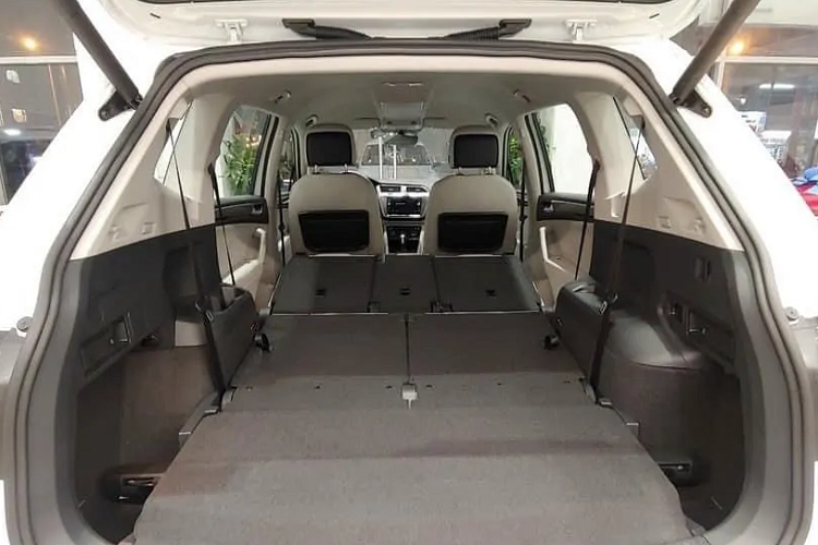 Các trang bị an toàn của xe Volkswagen Tiguan Luxury S bao gồm hỗ trợ lực phanh khẩn cấp BA, ổn định thân xe điện tử ESC (Electronic Stability Control), chống trượt khi tăng tốc ASR,...