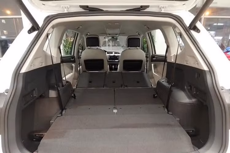 Các trang bị an toàn của xe Volkswagen Tiguan Luxury S bao gồm hỗ trợ lực phanh khẩn cấp BA, ổn định thân xe điện tử ESC (Electronic Stability Control), chống trượt khi tăng tốc ASR,...