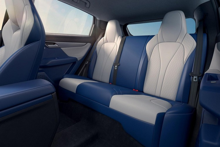 Các thay đổi trong nội thất có phần khiêm tốn hơn, nhưng G3i nhận được một hệ thống thông tin giải trí 15.6 inch nâng cấp, sử dụng chip Snapdragon 820A mạnh hơn. Nó cũng có tính năng trợ lý giọng nói “mọi tình huống”, cho phép hỗ trợ “khẩu lệnh cá nhân hóa và hội thoại liên tục”. Chưa hết, mẫu xe điện đẹp dáng này cũng sẽ có hệ thống lái bán tự động XPILOT 2.5 của Xpeng, được miêu tả là “hệ thống hỗ trợ lái tự động mạnh nhất trong phân khúc”.