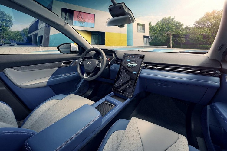 Nhìn dần về phía sau, ta thấy nắp capô của Xpeng G3i chạy điện cao hơn và tay nắm kiểu chìm đậm tính công nghệ. Mẫu crossover hạng sang này cũng nhận được phần đuôi nâng cấp với tấm cản va mới, bộ khuếch tán gió độ và đèn hậu thiết kế khác.