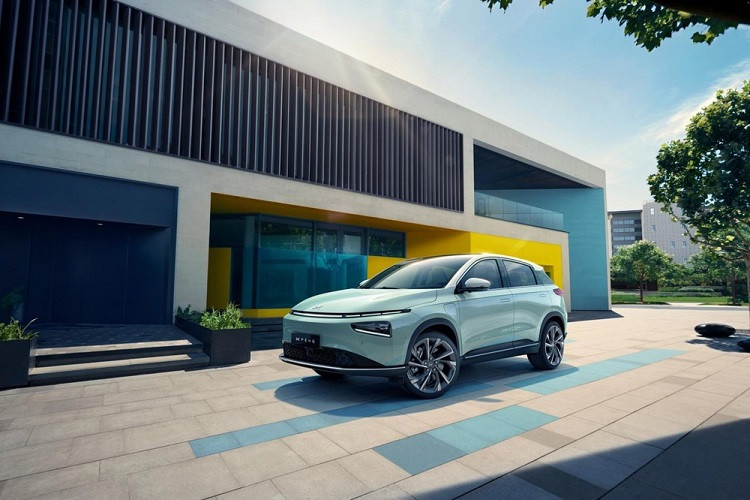 Thương hiệu xe điện Trung Quốc Xpeng đã giới thiệu phiên bản nâng cấp giữa vòng đời của mẫu xe G3, giờ đây được gọi là G3i. Có lịch ra mắt thị trường nội địa Trung Quốc vào tháng 9, G3i có tấm ốp mặt trước trơn mượt hơn, gợi nhớ tới loại được dùng trên P7. Như có thể thấy trong ảnh, nó có thanh đèn LED mỏng hơn, nằm phía trên hai cụm đèn pha mới.