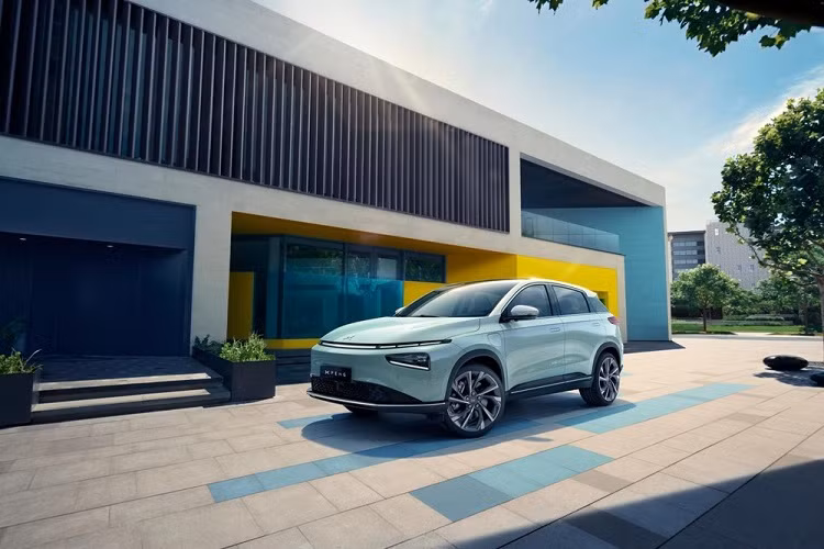 Thương hiệu xe điện Trung Quốc Xpeng đã giới thiệu phiên bản nâng cấp giữa vòng đời của mẫu xe G3, giờ đây được gọi là G3i. Có lịch ra mắt thị trường nội địa Trung Quốc vào tháng 9, G3i có tấm ốp mặt trước trơn mượt hơn, gợi nhớ tới loại được dùng trên P7. Như có thể thấy trong ảnh, nó có thanh đèn LED mỏng hơn, nằm phía trên hai cụm đèn pha mới.