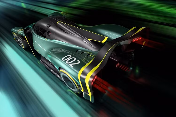 Ngoài ra, Aston Martin Valkyrie AMR Pro mới cũng không dùng hệ thống hybrid của xe đường trường mà chỉ dùng động cơ hút khí tự nhiên V12 dung tích 6.5L do Cosworth phát triển, sản sinh công suất 1.000 mã lực.
