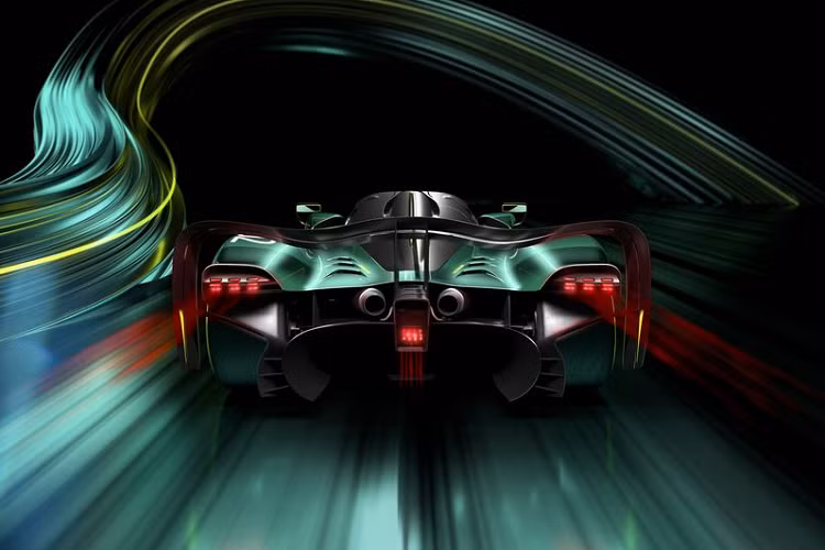 Về thiết kế, siêu xe Aston Martin Valkyrie AMR Pro 2022 mới được xây dựng trên khung gầm sợi carbon tinh chỉnh cho chiều dài cơ sở tăng thêm 380 mm, khoảng cách giữa 2 bánh xe trước rộng hơn 96 mm và phía sau rộng hơn 115 mm.