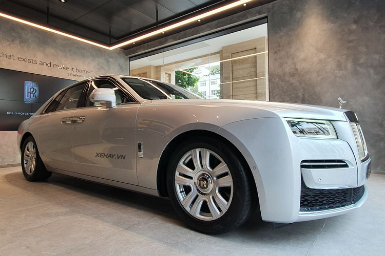 Về truyền động, Rolls-Royce Ghost thế hệ mới được trang bị động cơ V12 6.75L tăng áp kép, giống như trên Cullinan, cho ra công suất tối đa 563 mã lực và 850 Nm mô-men xoắn cực đại. Đi kèm với đó là trang bị hộp số tự động ZF 8 cấp và hệ dẫn động 4 bánh.