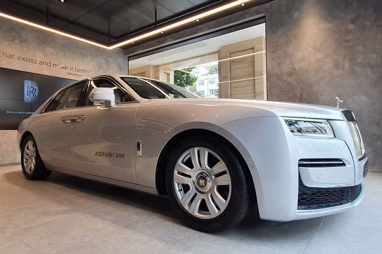 Về truyền động, Rolls-Royce Ghost thế hệ mới được trang bị động cơ V12 6.75L tăng áp kép, giống như trên Cullinan, cho ra công suất tối đa 563 mã lực và 850 Nm mô-men xoắn cực đại. Đi kèm với đó là trang bị hộp số tự động ZF 8 cấp và hệ dẫn động 4 bánh.
