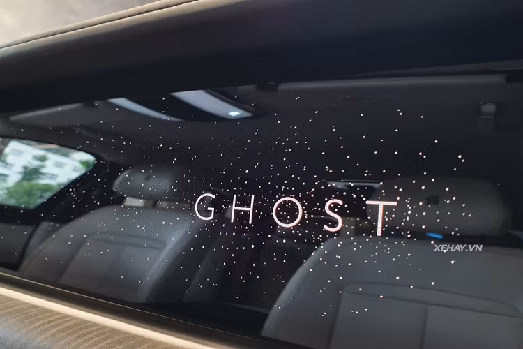 Bước vào không gian cabin, Rolls-Royce Ghost 2021 có sự giao thoa nhẹ nhàng và đầy tinh tế giữa Phantom và Cullinan. Giữ đúng giá trị truyền thống vốn có, khoang nội thất của Ghost mang hơi hướng cổ điển với sự hiện diện của các phím bấm cơ học. Tất cả đều được mạ chrome sáng cho cảm giác sang trọng và tỉ mỉ.