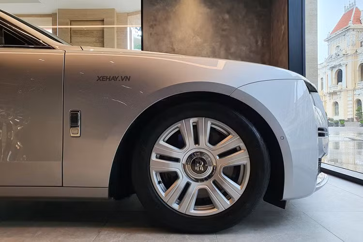 Bên cạnh đó, Rolls-Royce cũng không để "đứa con" của mình thua kém các đối thủ trong hạng mục công nghệ. Bằng chứng là việc đồng hồ công-tơ-mét của xe giờ đây là dạng LCD, màn hình giải trí trung tâm kích thước lớn cùng hàng loạt công nghệ kết nối không dây hiện đại.