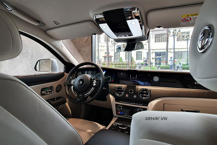 Về kích thước, mẫu xe siêu sang Rolls-Royce Ghost 2021 có “vóc dáng” vừa vặn, “thanh lịch” hơn so với người anh to lớn của mình. Cụ thể, xe có chiều dài cơ sở vừa phải chỉ 5.545 mm (Bản tiêu chuẩn) và 5.715 mm (Bản trục cơ sở dài), khá phù hợp để di chuyển trong phố.