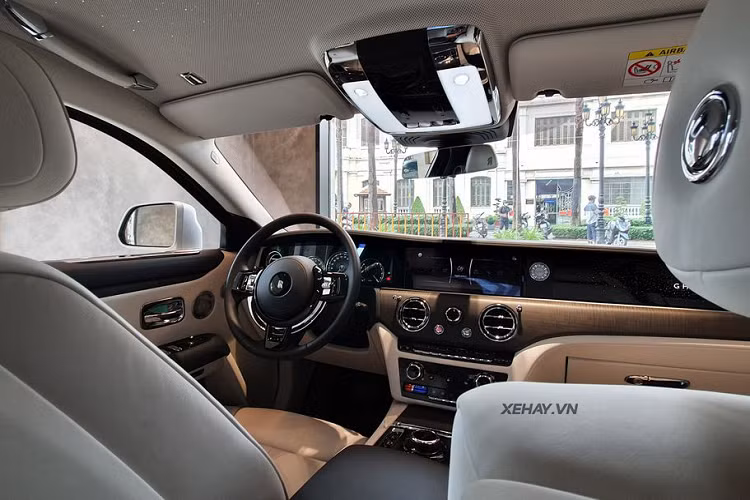 Về kích thước, mẫu xe siêu sang Rolls-Royce Ghost 2021 có “vóc dáng” vừa vặn, “thanh lịch” hơn so với người anh to lớn của mình. Cụ thể, xe có chiều dài cơ sở vừa phải chỉ 5.545 mm (Bản tiêu chuẩn) và 5.715 mm (Bản trục cơ sở dài), khá phù hợp để di chuyển trong phố.