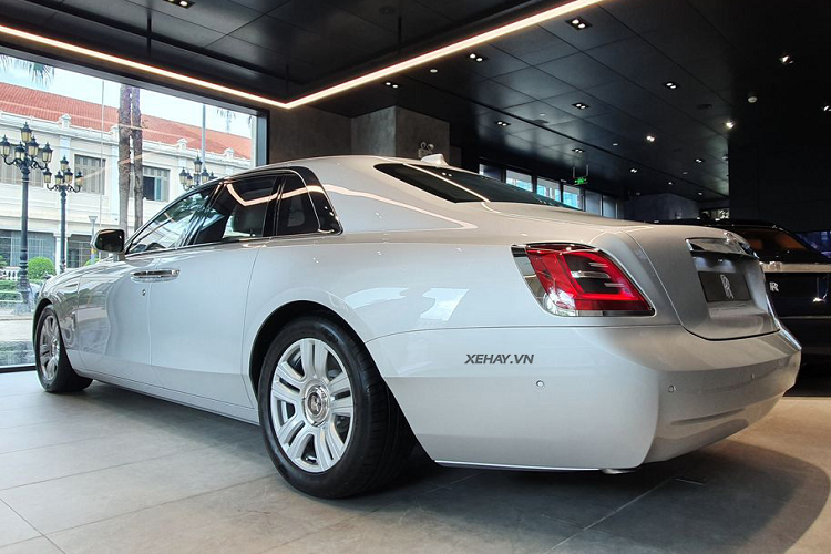 Các trang bị đẳng cấp trên Rolls-Royce Ghost 2021 có thể kể tới như hệ thống camera Flagbearer, màn hình trải trí cỡ lớn, đồng hồ đo kỹ thuật số, hệ thống âm thanh Bespoke 18 loa công suất 1.300 watt; bầu trời sao Starlight Headliner mới; hệ thống phát Wifi trong cabin xe; camera 360 độ, HUD... .