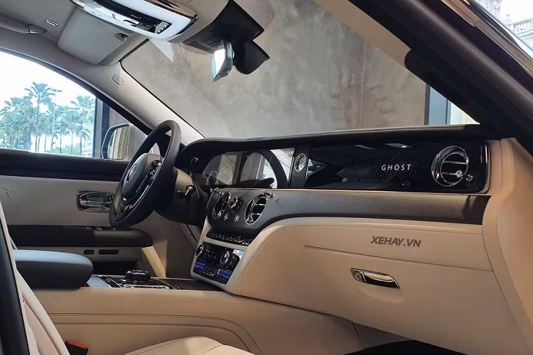 Ngoài ra, xe được trang bị hệ thống treo khí nén tân tiến có tên Planar Suspension System giúp gia tăng sự êm ái cho khách hàng