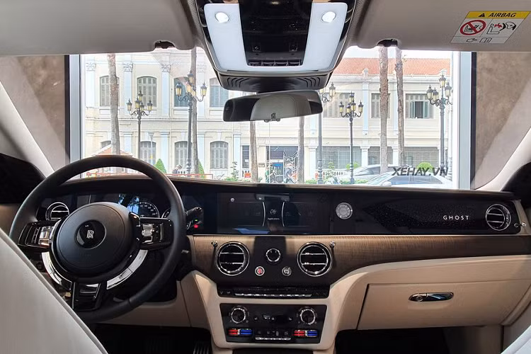 Khung gầm trên Rolls-Royce Ghost thế hệ mới là loại Architecture of Luxury, tương tự mẫu Cullinan và Phantom VIII.