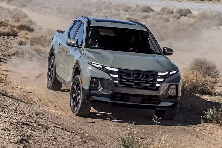 Vô lăng bọc da của xe có sưởi, ghế trước bọc da sưởi/thông gió, màn hình hiển thị điểm mù, đèn pha LED, khóa kỹ thuật số bằng điện thoại thông minh, gương chống chói và điều hòa 2 vùng độc lập tự động.