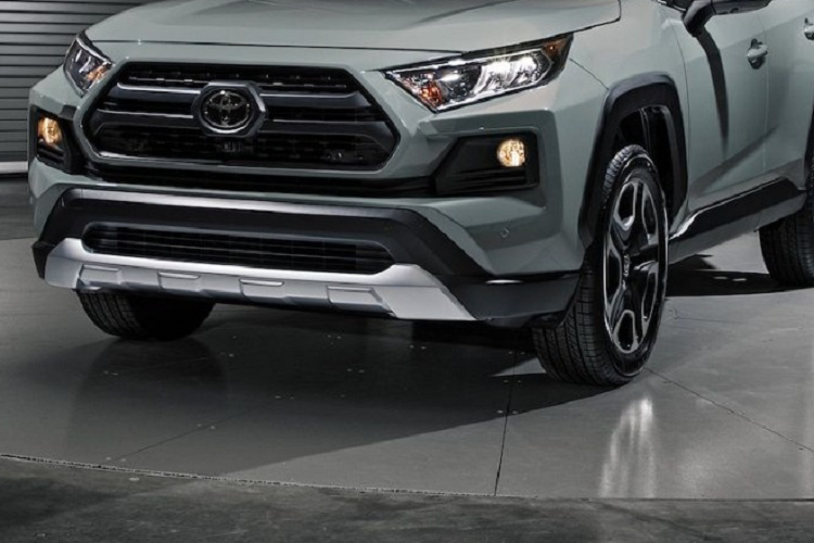 Giống như thị trường Bắc Mỹ, Nhật Bản và Úc, châu Âu cũng được bổ sung Toyota RAV4 2022 phiên bản Adventure với thiết kế hầm hố hơn. So với bản thường, Toyota RAV4 Adventure 2022 sở hữu cản trước khác biệt với lưới tản nhiệt hình lục giác cỡ lớn hơn, tích hợp logo của nhà sản xuất ở giữa. Thêm vào đó là hốc gió trung tâm hình chữ "U", viền hốc đèn sương mù mới và tấm ốp gầm màu bạc "cơ bắp" hơn.