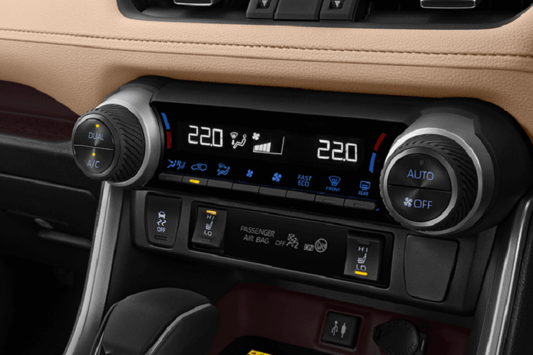 Bước vào bên trong Toyota RAV4 Adventure 2022, khách hàng châu Âu sẽ bắt gặp những chi tiết chỉ có ở phiên bản này như ghế bọc da giả màu đen với chỉ khâu màu cam tương phản và ốp bậc cửa có dòng chữ "RAV4 Adventure".