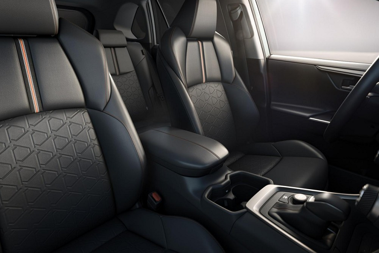 Tương tự ngoại thất, bên trong Toyota RAV4 2022 cũng có một số chi tiết mới đáng chú ý như hệ thống đèn LED, ghế phụ lái chỉnh điện và các nút bấm có đèn nằm trên mặt cửa. Ngoài ra, hãng Toyota còn bổ sung cổng USB Type C cho nội thất của mẫu SUV bán chạy này.