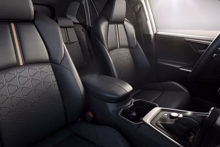 Tương tự ngoại thất, bên trong Toyota RAV4 2022 cũng có một số chi tiết mới đáng chú ý như hệ thống đèn LED, ghế phụ lái chỉnh điện và các nút bấm có đèn nằm trên mặt cửa. Ngoài ra, hãng Toyota còn bổ sung cổng USB Type C cho nội thất của mẫu SUV bán chạy này.