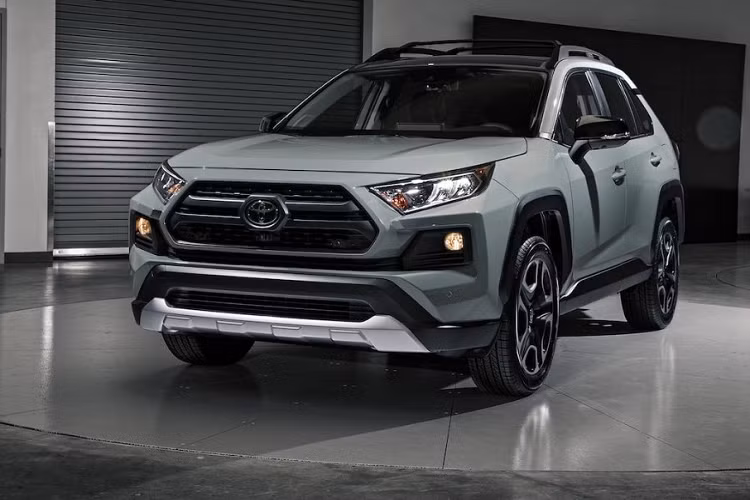 Tại thị trường châu Âu, Toyota RAV4 Adventure 2022 có 2 tùy chọn động cơ. Đầu tiên là hệ thống hybrid, bao gồm máy xăng Atkinson Cycle 4 xi-lanh, dung tích 2.5L và mô-tơ điện, tạo ra công suất tổng cộng 218 mã lực. Nếu có thêm mô-tơ điện trên cầu sau để tạo ra hệ dẫn động 4 bánh toàn thời gian, xe sẽ sở hữu công suất tổng cộng 225 mã lực.