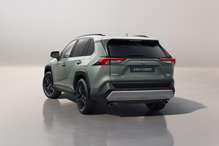 Thứ hai là hệ thống plug-in hybrid thể thao hơn, tạo ra công suất tổng cộng 306 mã lực. Phiên bản plug-in hybrid của Toyota RAV4 2022 được trang bị cụm pin 18,1 kWh và có thể chạy 75 km mà chỉ dùng mô-tơ điện. Dự kiến, Toyota RAV4 2022 sẽ chính thức được bày bán tại châu Âu vào quý I năm sau. Hiện giá xe Toyota RAV4 2022 mới vẫn chưa được công bố.