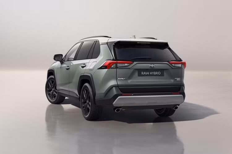 Thứ hai là hệ thống plug-in hybrid thể thao hơn, tạo ra công suất tổng cộng 306 mã lực. Phiên bản plug-in hybrid của Toyota RAV4 2022 được trang bị cụm pin 18,1 kWh và có thể chạy 75 km mà chỉ dùng mô-tơ điện. Dự kiến, Toyota RAV4 2022 sẽ chính thức được bày bán tại châu Âu vào quý I năm sau. Hiện giá xe Toyota RAV4 2022 mới vẫn chưa được công bố.