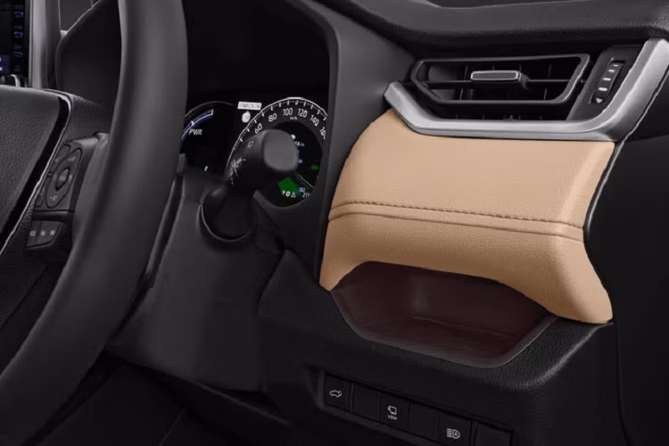 Bên sườn, Toyota RAV4 Adventure 2022 được trang bị chắn bùn rộng hơn và bộ vành hợp kim 19 inch riêng, sơn màu xám nhám. Cuối cùng là ngoại thất sơn màu xanh Urban Khaki phối nóc xám Dynamic Grey chỉ dành riêng cho phiên bản Adventure.