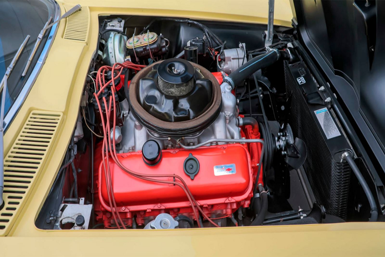 Động cơ V8 của chiếc Chevrolet Corvette L88 này cũng có trục cam nâng rắn, đầu bằng nhôm dòng chảy cao, bộ chế hòa khí 4 thùng và ống nạp bằng nhôm…
