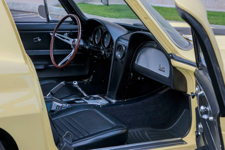 Những nâng cấp khác mà các mẫu xe L88 yêu thích bao gồm hệ thống treo độc đáo, phanh đĩa hạng nặng, hộp số tay bốn cấp M22 Rock Crusher dẫn động bánh sau và bộ tản nhiệt nhôm dòng chảy hạng nặng. Nếu chạy bằng nhiên liệu 103-octan, khối động cơ có thể mang lại công suất 560 mã lực. Trong 20 chiếc Corvette của mẫu xe này, chiếc Mecum là mẫu Corvette L88 duy nhất được sơn màu vàng Sunfire Yellow và đã trải qua 10 năm trùng tu.