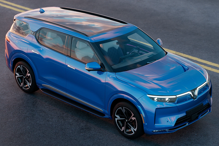 Bên cạnh đó, Ở khu vực mặt sau của bệ tì tay hàng ghế phía trước, dường như xe được trang bị màn hình cảm ứng để người ngồi ở hàng ghế thương gia thứ 2 có thể dễ dàng điều chỉnh một số chức năng