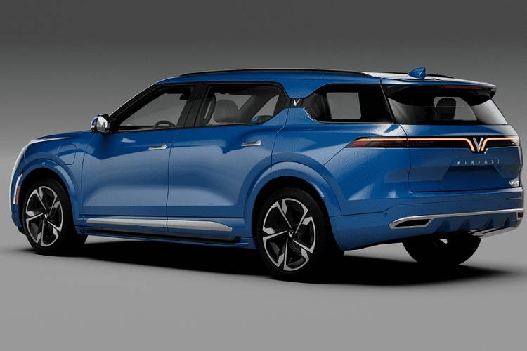 Phần thân xe gây ấn tượng với logo chữ “V” ở cột C, điểm trung gian giữa khu vực kính hông trước và sau. Thiết kế đèn hậu phía sau khá mỏng, bên dưới cản trước có ốp mạ crôm trang trí.