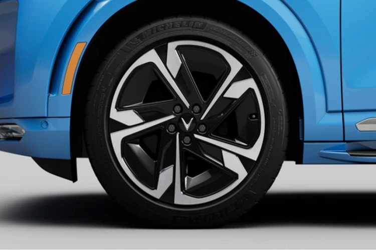 Bên cạnh đó, xe còn có các tính năng tiện ích giải trí thú vị như điều khiển xe bằng giọng nói với ngôn ngữ tự nhiên, trợ lý ảo thông minh, kết nối các ứng dụng thương mại điện tử, dịch vụ...