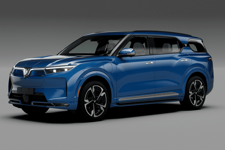 Mũi xe khá dày và cao, đem tới cảm giác hầm hố, cùng với đó là 2 cặp đèn chiếu sáng trước vuông vức, sắc sảo. Phía bên dưới có sự xuất hiện của 2 hốc gió nhằm tăng tính khí động học.