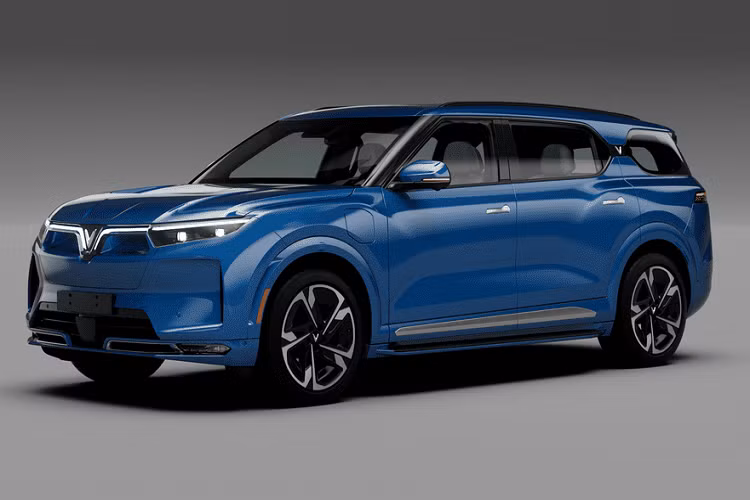 Mũi xe khá dày và cao, đem tới cảm giác hầm hố, cùng với đó là 2 cặp đèn chiếu sáng trước vuông vức, sắc sảo. Phía bên dưới có sự xuất hiện của 2 hốc gió nhằm tăng tính khí động học.