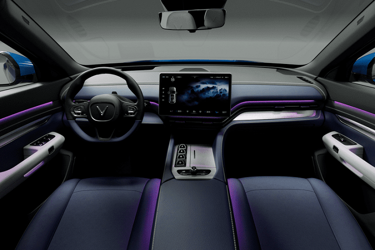 Nội thất của VinFast VF e36 cũng có nhiều điểm tương đồng với đàn em VF e35 nhưng sử dụng tông màu xanh là chủ đạo phối hợp cùng màu đen. Phía sau vô lăng của xe cũng không có bảng đồng hồ và nhiều khả năng thông tin sẽ được hiển thị trên màn hình kính lái dạng HUD hoặc màn hình lớn ở khu vực trung tâm. Phía bên dưới, xe được trang bị nút bấm chuyển số tạo cảm giác tối giản về mặt thiết kế.