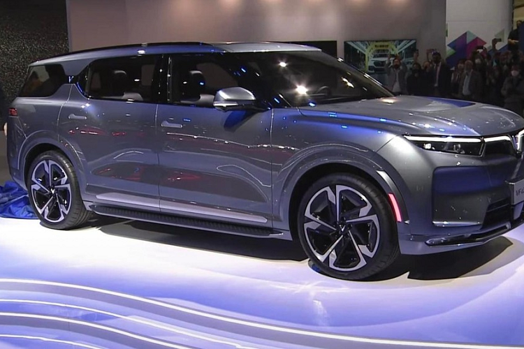 Trong khuôn khổ triển lãm Los Angeles Auto Show 2021, VinFast đã chính thức ra mắt thương hiệu xe điện toàn cầu và giới thiệu 2 mẫu ôtô đầu tiên là của Việt Nam là Vinfast VF e35 và VF e36.