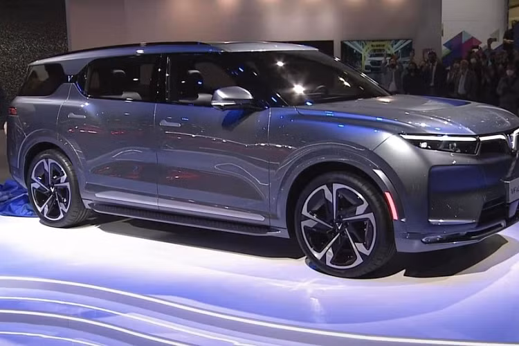 Trong khuôn khổ triển lãm Los Angeles Auto Show 2021, VinFast đã chính thức ra mắt thương hiệu xe điện toàn cầu và giới thiệu 2 mẫu ôtô đầu tiên là của Việt Nam là Vinfast VF e35 và VF e36.