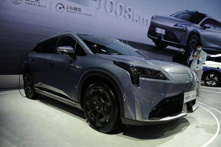 Sau một vài hình ảnh rò rỉ sớm, mẫu xe điện GAC Aion LX Plus 2022 mới cuối cùng đã có màn ra mắt chinh thức công chúng tại Triển lãm Ô tô Quảng Châu 2021. Như từng đề cập, Aion LX Plus đặc biệt gây chú ý khi công bố có phạm vi hoạt động lên tới 1.008 km một lần sạc đầy pin theo chu kỳ thử nghiệm CLTC ở Trung Quốc.