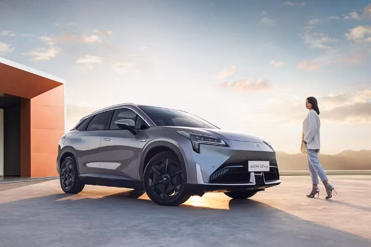 Bộ đèn pha LED được giữ lại, trong khi phần bên sườn và phía đuôi thể thao cũng không có gì khác thế hệ trước. Kích thước của xe dài 4.835 mm, rộng 1.935 mm, cao 1.685 mm, và trục cơ sở 2.920 mm. Một nâng cấp quan trọng khác là 3 bộ LiDAR có nguồn gốc từ RoboSense, mang lại khả năng tự lái được cải thiện hơn. Chúng có thể được nhìn thấy từ bên ngoài, với một chiếc gắn trên nóc xe và hai chiếc nữa được đặt trên chắn bùn phía trước, bao quát một góc 300 độ xung quanh xe. 