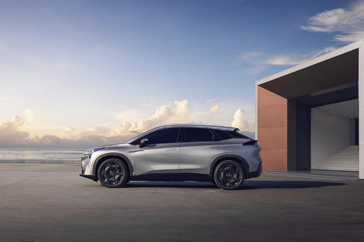 GAC chưa hé lộ giá xe Aion LX Plus, nhưng nó dự kiến sẽ đắt hơn mẫu LX tiền nhiệm vốn có giá 229.600 – 349.600 nhân dân tệ (tương đương 814 triệu – 1,24 tỷ đồng).